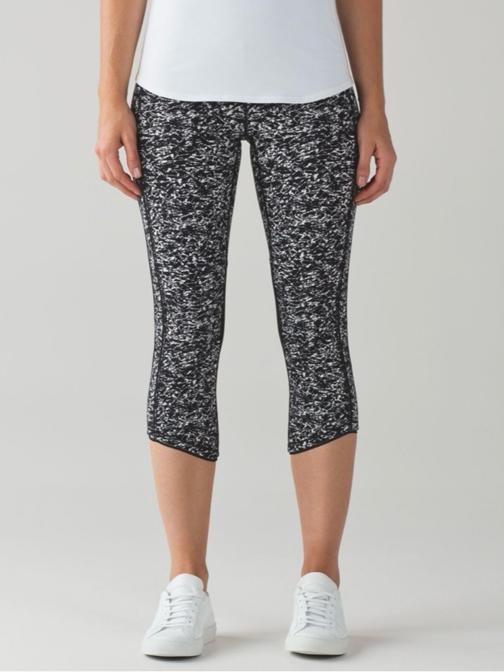 Women's iced wave Black & white deep breath Cropped Athletic Leggings